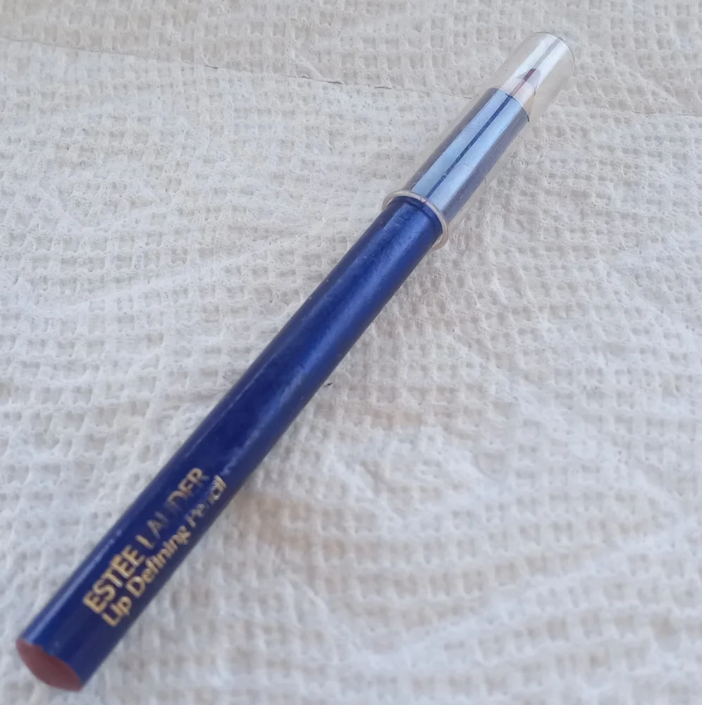 Estee Lauder Lip Defining Wooden Pencil Raisin Lightweight Creamy Long Lasting
